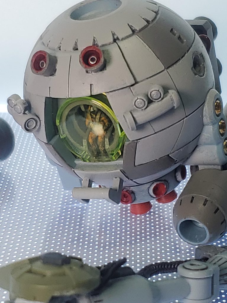 パイロットも乗っていますよ。連邦のノーマルスーツ黄色バージョン。これは100均のフィギュアのポーズを変更して塗装しました。シートベルトも忘れないように作っています。