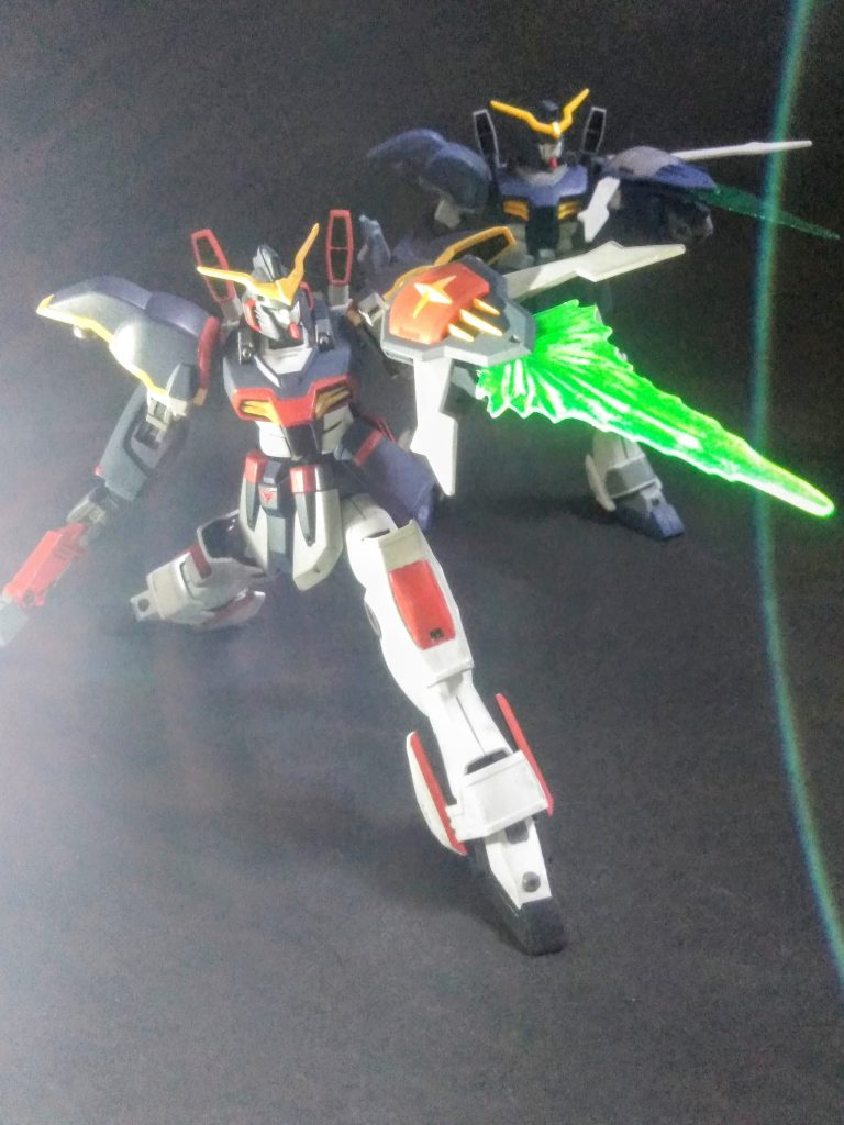 統師：先ずは標準装備を観ようか 😁　『ガンダム デスサイズ』は秘匿性の高い作戦遂行を主眼に置いている様だね 🧐　ソノ為の武装がコレらしい 👆助手A氏：『バスターシールド』🔍攻防一体の小型シールドで先端のクローが開閉。その隙間からビームが発振。射出して投擲武器として扱える。　爆音が少ないので隠密性は高いですね 👍　劇中だと投擲ばっかりで斬撃には使用していない様ですが💦統師：うん💨投擲したらソノまんまだった気もするけど 😩　設定では自動で手元に戻ってくるらしい・・・ヨ？😒？