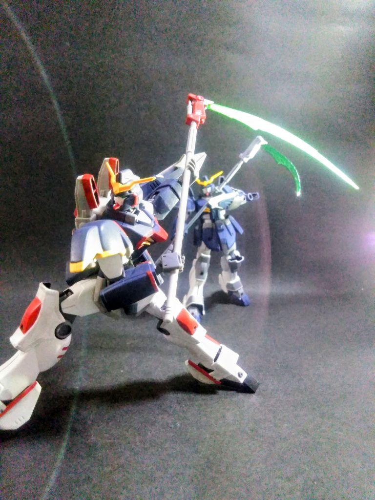 統師：アイデンティティと云える『デスサイズ』 😆👍✨助手A氏：巨大な大鎌の様なメインウェポン。ビーム発振器が可動して槍の様に扱う事も。収納時は柄を短縮化してリアアーマーにマウントされます。アトはガンダム系の定番である頭部バルカン。それに左右肩部のマシンキャノンですかぁ👀統師：モノタリナイ💢いやさ‼️《《《モリタリナイ💢💢》》》　君もソウ思うだろう👉助手A氏：💭うわっ！『Ike主任』と同類だぁぁ⤵️💭