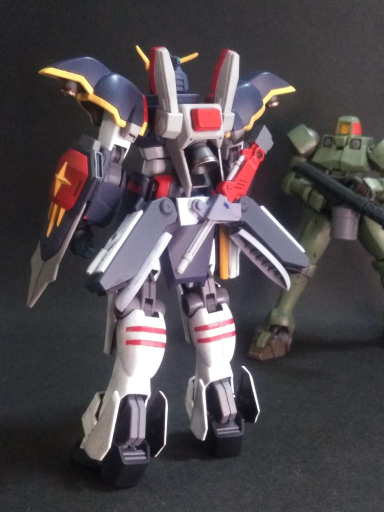 統師：リアアーマーに『Iniettore ad alta mobilità（イニエットーレ・アド・アルタ・モビリタ）』🧐　えぇと⤴️ ｢高機動に動けソウなモノ｣をクッっ付けたよ 😚助手A氏：あっ！『サイズ(大鎌)』のマウント装置を利用ですね。で、高機動パックに新たなマウント器具を取り付けてる。統師：それだけじゃないよ✨　スラスター部がフレキシブルに可動するのだよ 😆ﾄﾞｬｧ