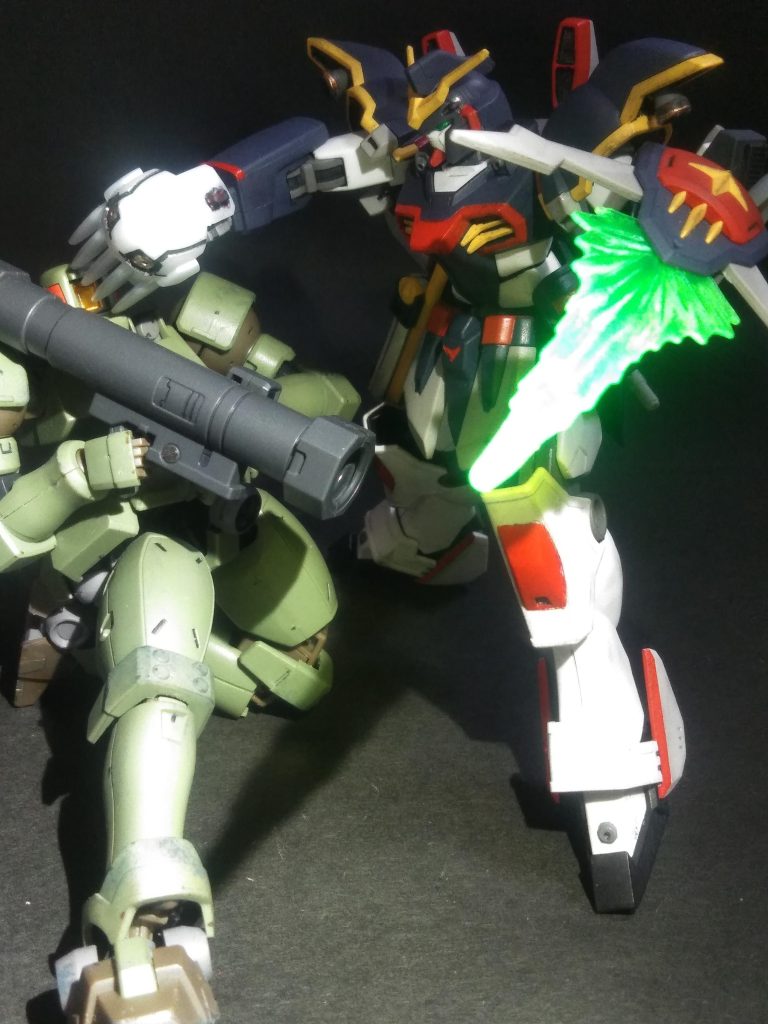 統師：接敵して抉る事も出来る『髑髏の牙＝Zanna di teschio(ザンナ・ディ・テスキオ)』に変形っと 😃 🔥ヒート兵器🔥ね助手A氏：うんﾝ！『リーオー』の武器がバズーカだっ⁉️統師：ははっ！ヨク気付いたね👏👏👏　『HG リーオー(飛行ユニット仕様 プレバン製品)』のモノを拝借さ 😊