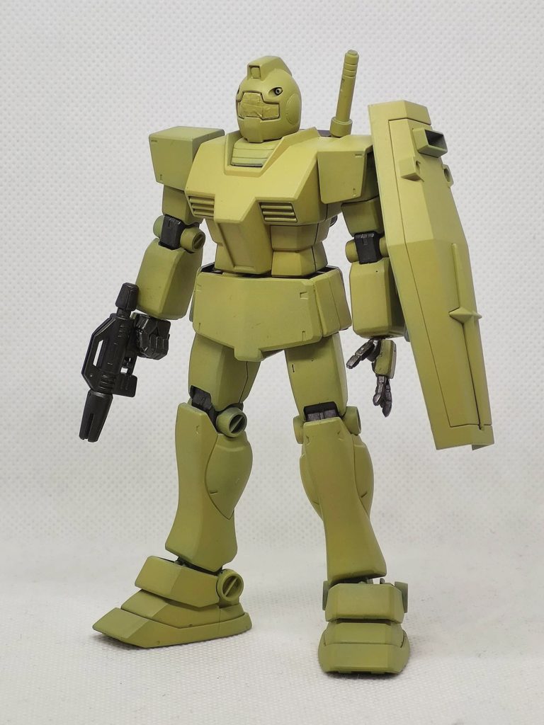 素組み後、ベースカラーで塗装。バイザーはマスキング。