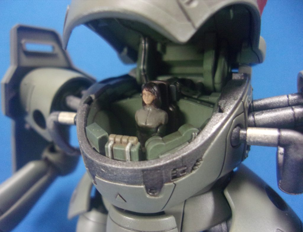 パイロットは建築模型用の1/50フィギュアを改造したものです。