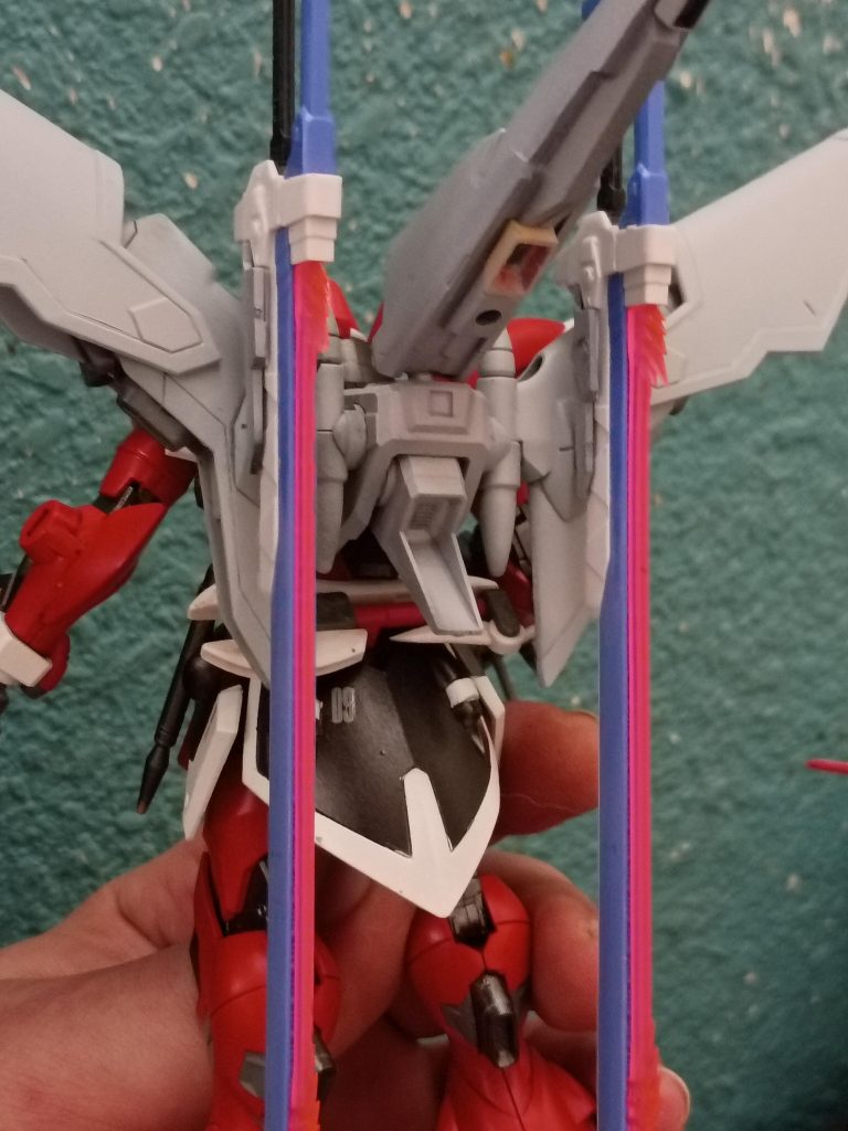 剣はRGソードインパルスガンダムのものです。剣の収納ユニットを改造し、バックパックに装着できるようにしました。