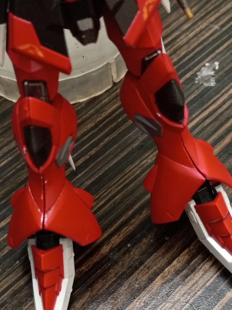 残念なことに、当初このキットを組み立てた際、脚部の合わせ目を消してしまいました。そのため、再塗装を行うにあたり、一度閉じたそれらのパーツを再びこじ開けなければなりませんでした。これからパテで隙間を埋め、元の美しい状態に修復するつもりです。