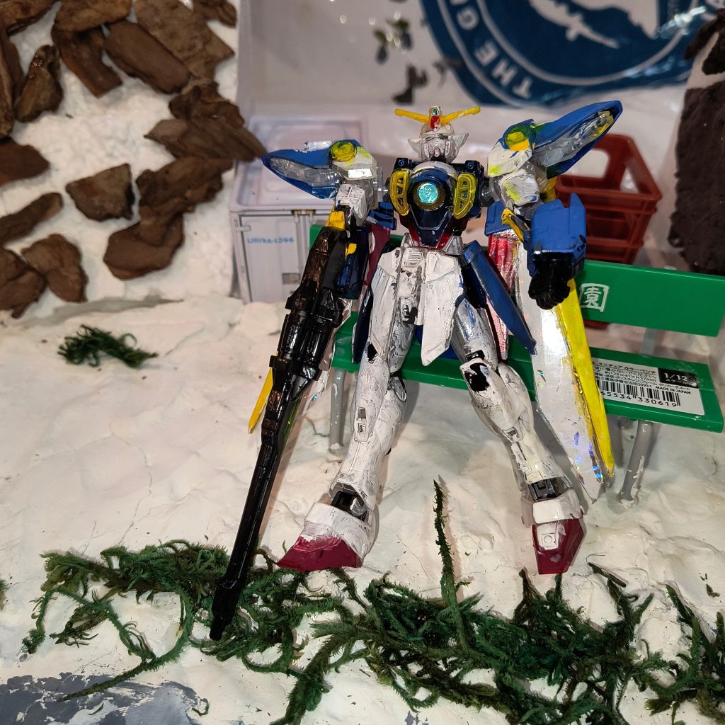 闘いに疲れたウイングガンダムがベンチで一休み(zaku-kao2)