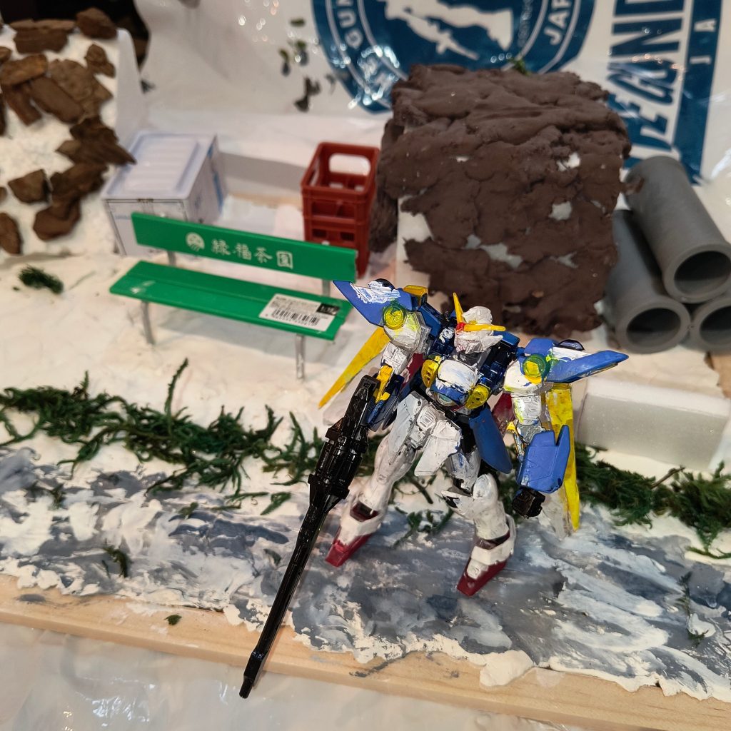 横断歩道（らしい）を渡るウイングガンダム(gundam-kao5)ヒイロもビックリ！