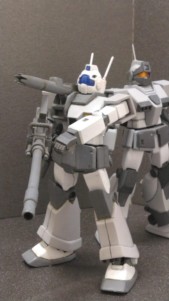 手持ちのキャノン砲は陸戦型ガンダムから拝借。