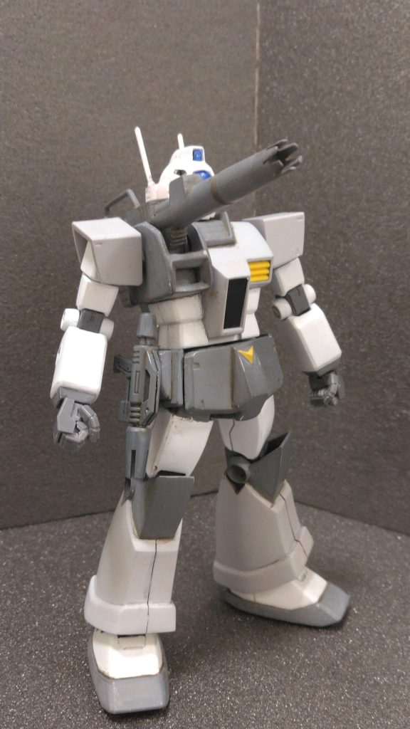 ビームスプレーガンはマグネットでホルスターに留められます。