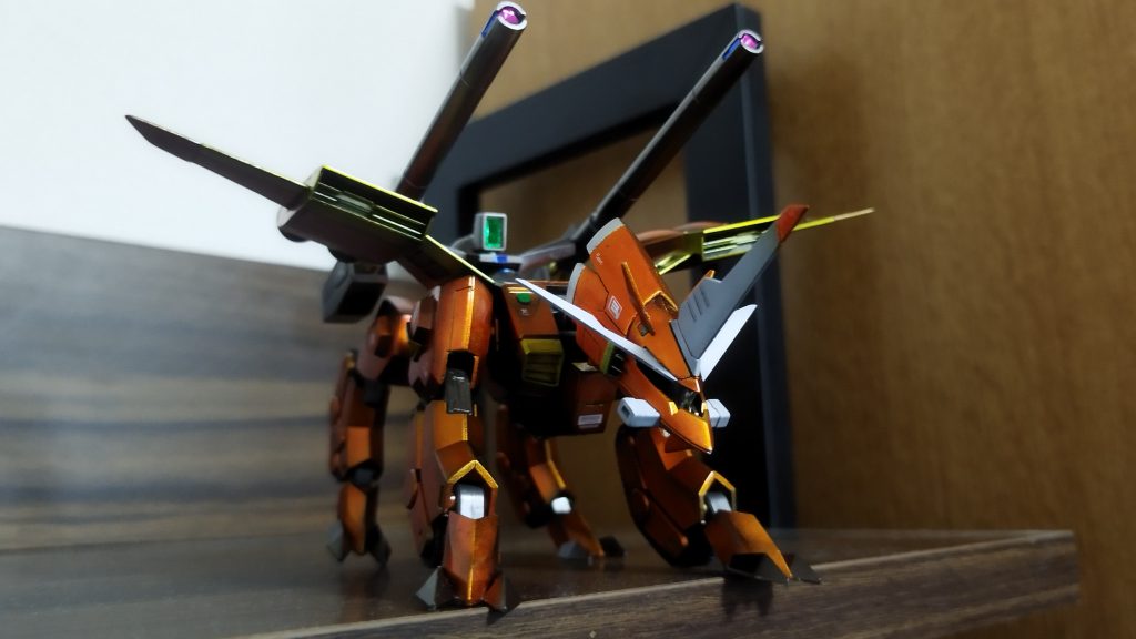 足の関節は２機ともちょっと緩めだったので( 経年劣化？？)ボールジョイントの箇所にセロハンテープを貼っただけでグラつきはなくなりました。