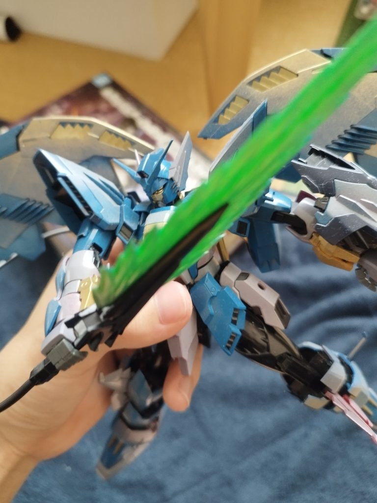 ヒートソード？みたいなものはグラデーション塗装で金、緑をグラデーションをかけて塗装しています。カラー的には無難に水色、金にしていますまさに海をイメージしています。季節全然違うけどw