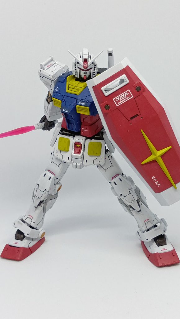 家族より誕生日に貰ったガンダム。今回は特に改造は無しでスジ彫り等々ディテールアップのみで仕上げました、
