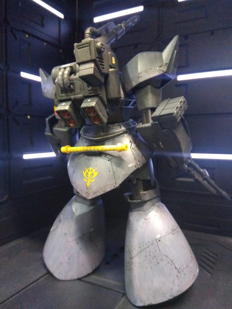 メインカラーはパープルグレー系、腹部はライトグレー系で塗ってみましたが、画像だと全部同じようなグレーに見えますね。薄目に塗ったせいで下地が強目に出てるかも。