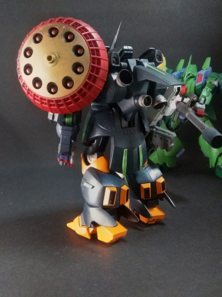 特務兵士という役職上単独での行動も多々ある『 エドガァ 大尉』😚ゼロからミドルレンジまでをカバー出来る武装を使用します 🤩そんな彼はインパクトが強すぎる謎兵器&nbsp; 😅&nbsp;『ギャン・ミサイルシールド』を好むのです 😅『花火屋 エドガァ』に相応しい 👏👏👏推しの『hologramCOZさん』も仰有っていましたが旧キットはバックパック両脇のメインスラスターと中央の大型フィンが可動する優れモノ 😁(なんでHGは未再現？)https://gumpla.jp/hg/25312303