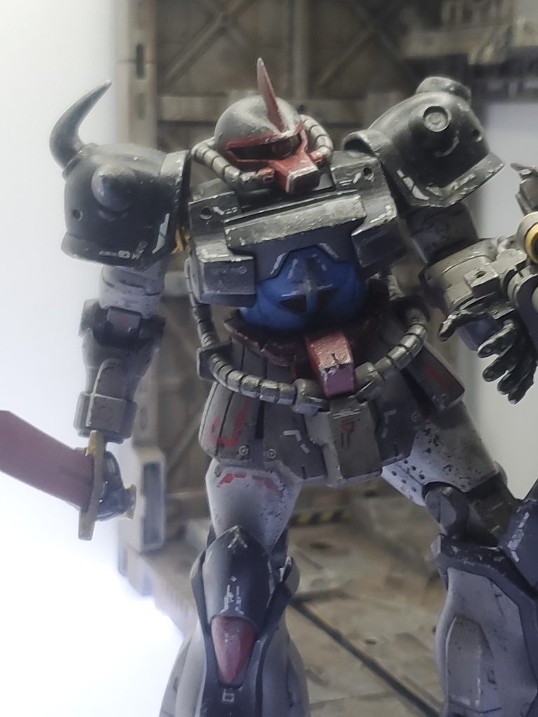 肩幅も少し広げて、ショルダーアーマーも広げたのでいかり肩のイメージが強化されているのではないでしょうか。ショルダーアーマーのスパイク変更によってカスタム感も盛り込めたかと思っています。キット自体の出来が凄く良いので基本格好良いですね。