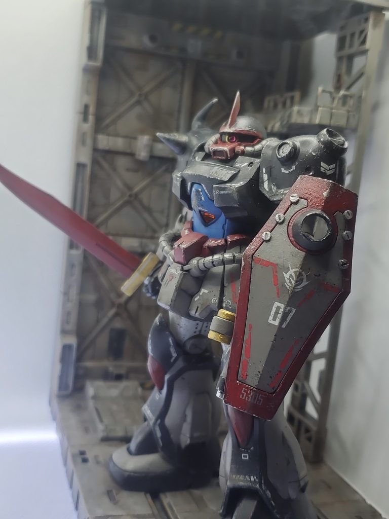 グフのサーベルと盾のフィット感は素晴らしいですね。100均のディスプレイベースも塗装してあるので雰囲気はばっちりかと。