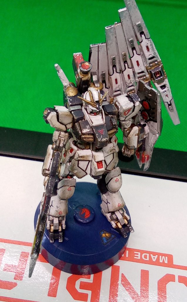 頭部の会わせ目もエポパテで埋めてついでに小加工胴体は分割が秀逸で塗装が簡単でした
