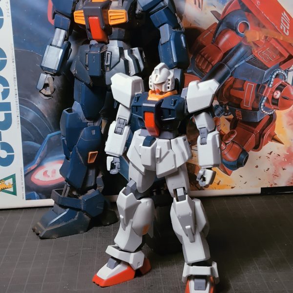 リバイブMK-2です。関節8割弄っています。外装もそれなりにやってますがあまり目立ってないです。もしも手持ちにキットがありましたら、見比べてみてください。ようやく仮組みまでこぎつけました。あとは細かなところ（指とか）を仕上げて塗装の予定です。まあなんというか、mk-2はウマヅラというかぶさかっこいいというかぶすカッコイイのが旧キット初代からの伝統だと思いますのであまり攻めない方が良さそうです。※ウソです、半年コースにしたくないだけです。といってもmg,ver.2.0 rgでかっこよくなっちゃいましたけど。オマケに旧キット。&nbsp;（2枚目）