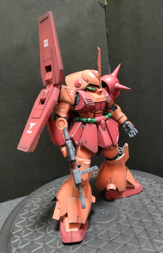 今回は歴戦の機体で重厚感出したかったんでベースグレーから立ち上げました。カラーは色々混ぜ混ぜしてどうやったかわかりません。でも結果オーライいい感じ。