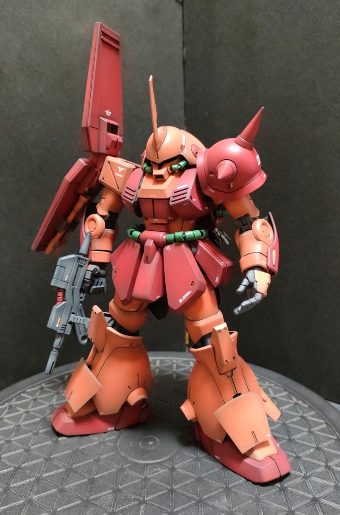 改造点は目付きを鋭くする為にバイザーの隙間を小さくしました。ヘルメットにパテ足して整形。ほとんど目が見えない・・・。あとはそのまま、スジボリもいれてません。あんまりゴチャゴチャするの好きではないんで・・・。まぁスジボリ苦手で失敗すると時間かかるし積みプラが増えてしまうからです。&nbsp;