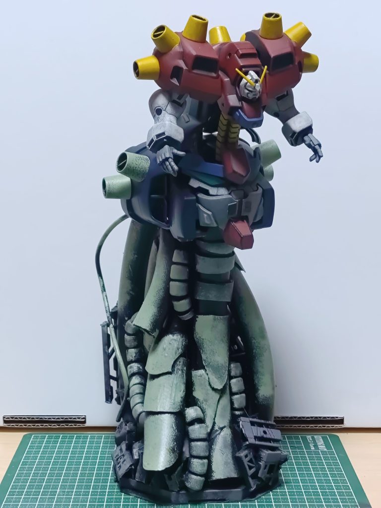 デビルガンダムはダイソーのホースなどを使いジオラマを制作をしました。塗装はスポンジをポンポンして塗ってます。