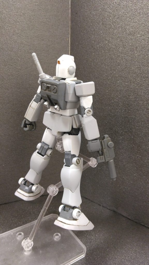 ビームガンはHGUC陸戦型ガンダムのマシンガンを改造して製作。でも不格好ですね。