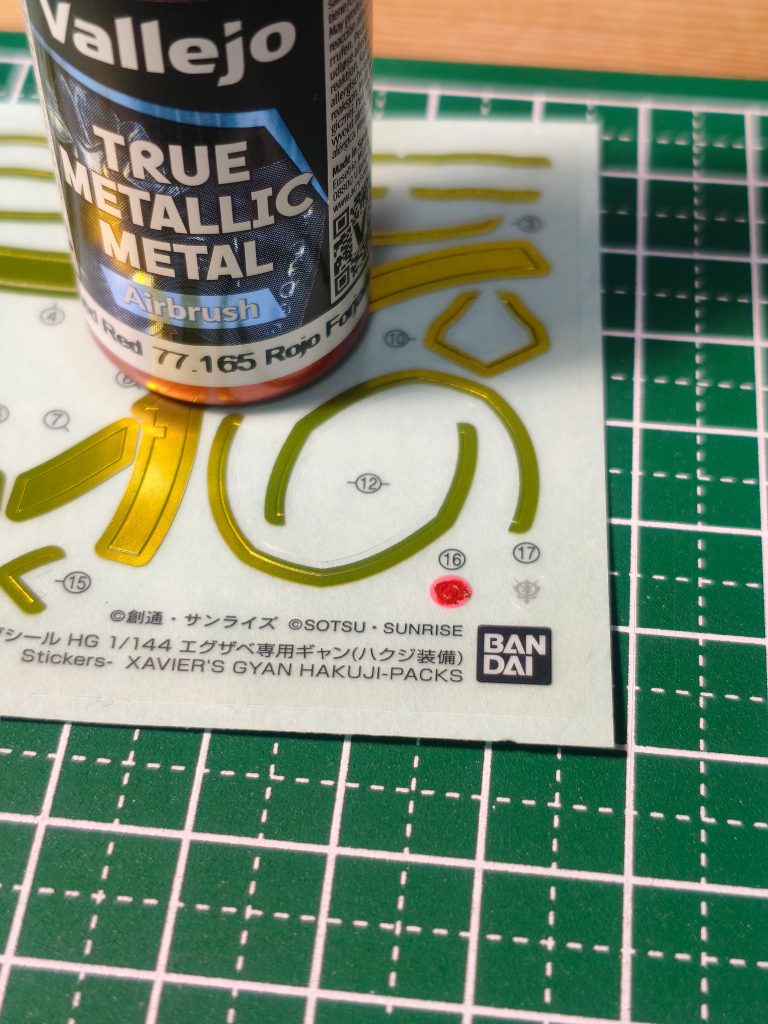 モノアイシールは反射しないタイプだったので、ファレホのメタリックカラーをシールに塗ってみました