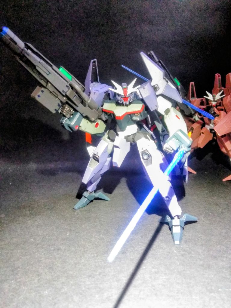 元ネタでアル『ガンダム アシュタロン』の武装は本体設置型が殆どでして😒ショルダーバルカン × 2MA時の機首に装備された『ノーズ ビーム砲 × 4』『シザース ビームキャノン』 と呼ばれるハサミにビーム砲 × 2それと定番のビームサーベルです 😁オプション携帯武装で『ビームスピア(仮)』と言う名称のボーガン状のビームライフルにもなる槍が在ります 🙄(Shotの物は違うけど)(仮)って、ナンダ❓🙃❓