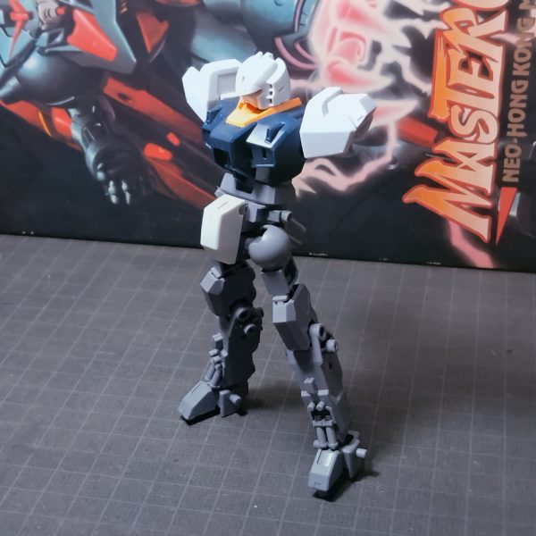 あまり変わり無いのでオマケから。サルベージできた黒ザク画像。先週途中画像の俯瞰を見たら(青道　沢村のランナー1塁の場面)「でけえ、✕✕✕がでけえ」に気づきました。あれでも大分小さくしたのにでかい。ということで更に調整しました。背中ビシッとさせる方に重点おいてますのでなんとかなったんですけどこれで簡単な加工ではギリギリ。一応オーバーアクションもとれるということで、猫背俯きも。にしてもでかいよなあ。※個人の感想です。パチ組みでのアクション画像を見るとデカイ方が見映えするんでどっちを取るかという。更につめると、強度とか、可動範囲確保とかマーケティングとかなんとか。バックパックはポリキャップ仕込んで後はめ、首長め、メットのサイドは貫通してます。パテで型取って嵌め込み予定ですけど、難儀なんでジャンクから何かでっち上げるかもです。塗装の段取りしながら気になる部分の面処理といったところです。指はランナータグでも同じ色に合わせず硬いプラ選んどきゃ良かったと、後悔です。まあなんというかプラモから離れた10数年でえらいダッシュな展開でもう完全に周回遅れです。ネット画像やらYouTubeでデザインナイフやスティックのやすりやら多用するのをよく見るんですけど、プラ質がいろいろある中でふにゃプラ増えてるんで使い勝手が良いんだろうなやら、いろいろとついていけないことばかり。（2枚目）