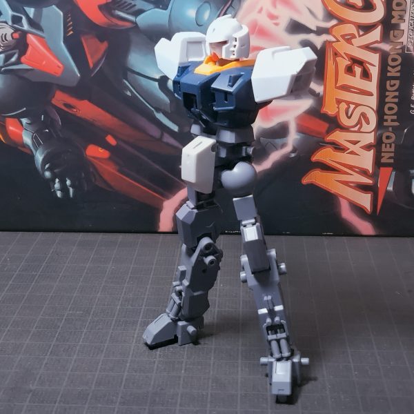 あまり変わり無いのでオマケから。サルベージできた黒ザク画像。先週途中画像の俯瞰を見たら(青道　沢村のランナー1塁の場面)「でけえ、✕✕✕がでけえ」に気づきました。あれでも大分小さくしたのにでかい。ということで更に調整しました。背中ビシッとさせる方に重点おいてますのでなんとかなったんですけどこれで簡単な加工ではギリギリ。一応オーバーアクションもとれるということで、猫背俯きも。にしてもでかいよなあ。※個人の感想です。パチ組みでのアクション画像を見るとデカイ方が見映えするんでどっちを取るかという。更につめると、強度とか、可動範囲確保とかマーケティングとかなんとか。バックパックはポリキャップ仕込んで後はめ、首長め、メットのサイドは貫通してます。パテで型取って嵌め込み予定ですけど、難儀なんでジャンクから何かでっち上げるかもです。塗装の段取りしながら気になる部分の面処理といったところです。指はランナータグでも同じ色に合わせず硬いプラ選んどきゃ良かったと、後悔です。まあなんというかプラモから離れた10数年でえらいダッシュな展開でもう完全に周回遅れです。ネット画像やらYouTubeでデザインナイフやスティックのやすりやら多用するのをよく見るんですけど、プラ質がいろいろある中でふにゃプラ増えてるんで使い勝手が良いんだろうなやら、いろいろとついていけないことばかり。（3枚目）