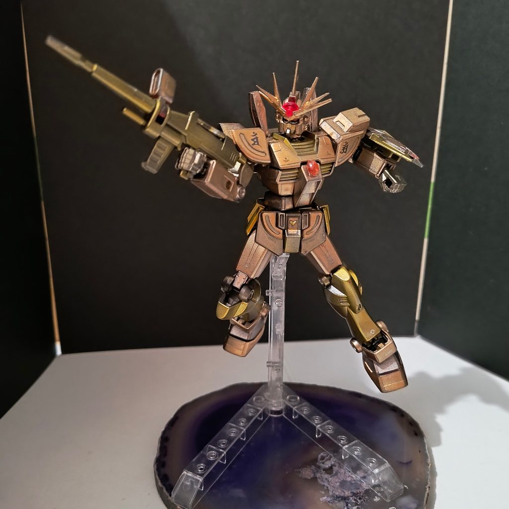 ラーと言えば、翼神竜、翼神竜と言えば金色！ということで金色に塗りましたラーガンダムです。