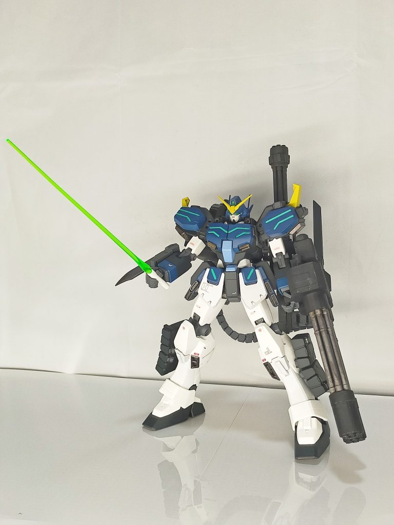 本来はあり得ないビーム・サーベルを使うヘビーアームズカスタム！(iori_sei)通常版とカスタム、両方の武装が使える意味合いも込めてヘビーアームズカスタムプラスと名付けてみました🦀