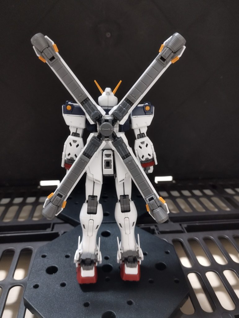 素立ち正面と後ろ。さすがRGキットでパチ組みでも様になるディティールとカッコよさです👍。ただ顔の特徴的な赤ラインぐらいは手抜きせずに塗れば良かった…