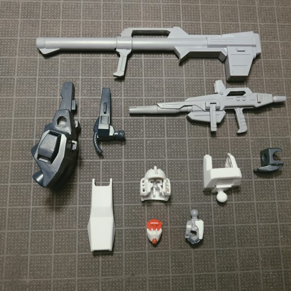 相変わらず変わり映えしないのでオマケから。mk2の方はここら辺で妥協しないと終わらないというのと、指の方の目処もたったしで来週から塗装です。他、目に見える改造はメットのダクト解放でパテでかたどり嵌め込み、マスクのモールド変更くらい。実際は細かなとこちょこちょこやって積もり積もって改造したと言い切れるんですが、多分どノーマルに見られるんじゃないかなあと。mg陸ジムの方はなんとかサルベージできた画像がこのくらい。現物はあるんですけど、グフカスの角折れ程度じゃなくてコクピットの上蓋紛失で自作が難儀なんで撮影なしです。あと突貫工事でサクサクやりすぎてヒケが目立つのとかがあります。にしても強度は上がって硬度が下がったふにゃプラ部品、武器類でやられるんで、合わせ目消しが改造するよりも大変でした。(5枚目)