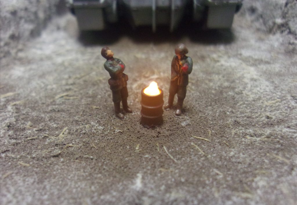 キット付属のフィギュアです。焚き火は百均の兵隊セットのドラム缶とクリアーオレンジのランナーで作って、下にLEDを入れています。