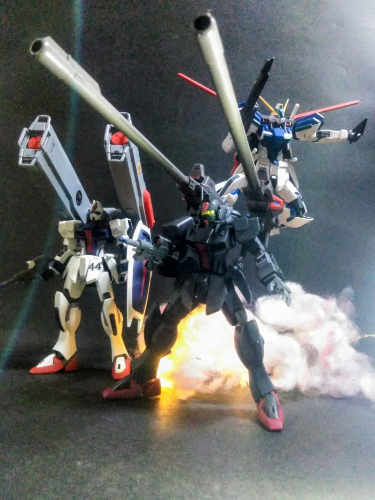 『プレミアム バンダイ』より販売の『HGCE 1/144 ウィンダム ＆ ダガー L 用 拡張セット』を装着 🤤🌊🏄‍♀️🏄🌊💦『ダーク ダガー L』には『AQM/E-M11ドッペルホルン 連装無反動砲』 😍💕長過ぎ此は大型の実弾砲塔を備えた対艦攻撃用の『ストライカー パック システム』です 😁『ダガー L』は『マルチランチャー』🤩💘デカ過ぎ大型のミサイルコンテナを2基搭載したシンプルな『ストライカーP,S,』コンテナ内には様々な弾種のミサイルを装填できます 😚まぁ『Mk5 核弾頭ミサイル』を爆装しているのは常識ですよね 😌折角なので『Mk315 スティレット 投擲噴進対装甲貫入弾(クナイ)』を持たせた『HGCE 1/144 [ウィンダム]』も置いときます 😆👍✨SEED シリーズ MSは投擲武器が好き