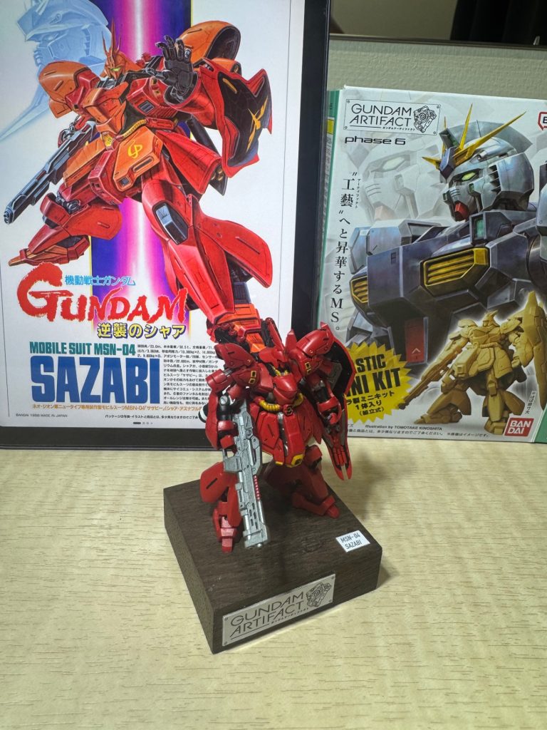 3作目もガンダムアーティファクトから通常カラーのサザビーを作りました。1作目のギラドーガの時に仕事仲間に頼まれて作った物です。こちらを格好良く作る為に2作目を実験でポージング決めてたので同じ格好になってます。そして全て含めてサザビー初めて作りました…💦