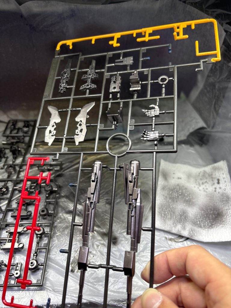 塗装の様子です。間接部、ロングレンジフィンファンネルのフレームなどはランナー塗装してみました。内部はあまり見えない部分なので…。時短ですね。