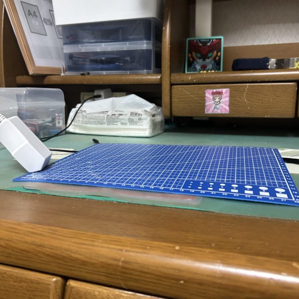 部屋を片付けてようやく…。製作用机と撮影スペース解放！