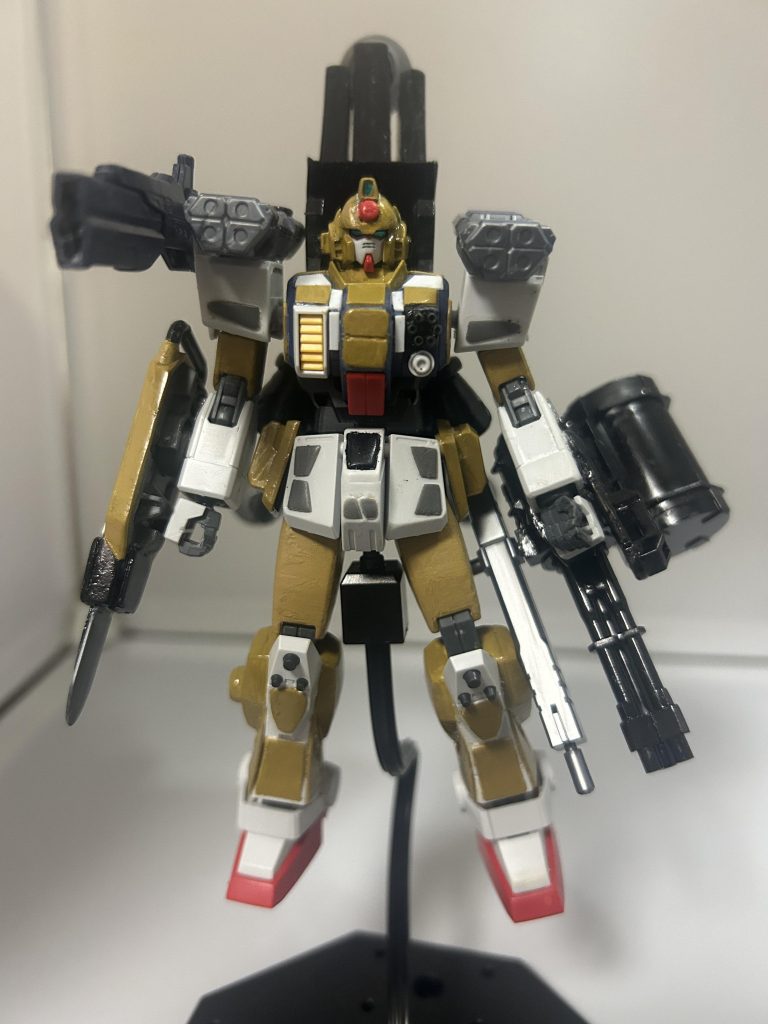 そして後はプラ板を駆使して凹凸表現をする。装甲を強化しつつ人の手がさらに加わった感を出す。塗装は筆でサンディイエローを使用。あくまで陸戦型ガンダムのため派手さを付けないように気をつける。