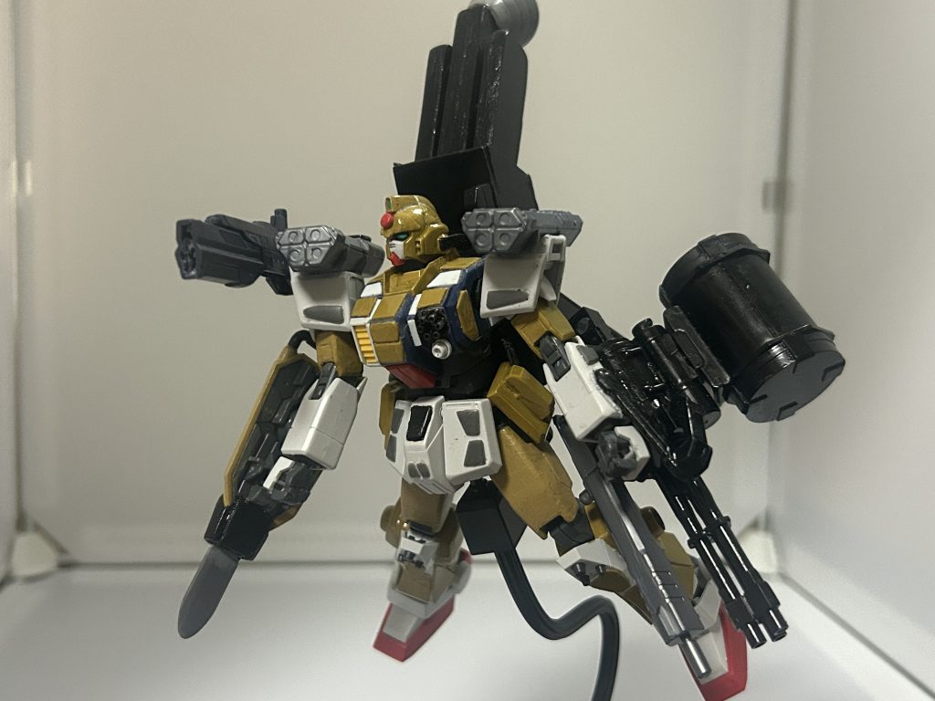 なんかマキオンとかで出ても違和感ないポーズ。一応スラスターで飛んでいる感を出してるが…。(設定上何回も出せないが一時的に音速で移動できる機構を備わっており、使うと瞬間移動のように素早く移動できるがパイロットの負担もかかり、スラスターの燃料も減るという設定はあったりする。時代的にできるかどうかはさておき)