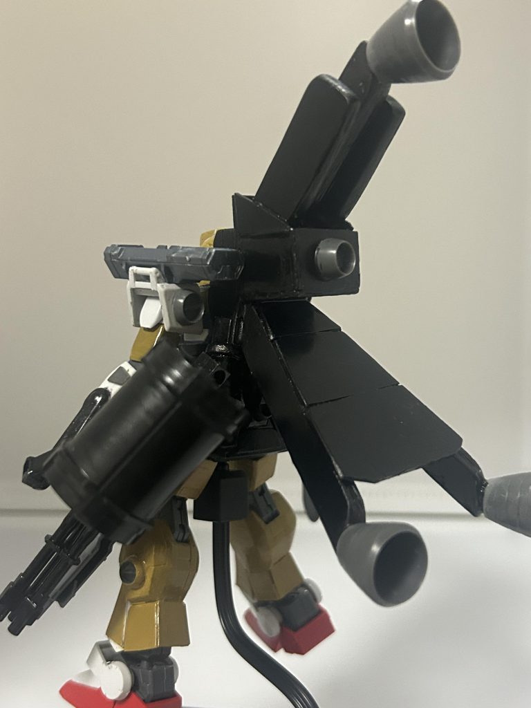 この機体を作って思ったのが肩の可動域が結構辛いところがあることでした。もしかしたら肩の武装をもう少し前に設置したら完璧になるんじゃないかなと思いましたが直すのがめんどくさいのでこのままにします。あとコトブキヤすごい良いですね…。
