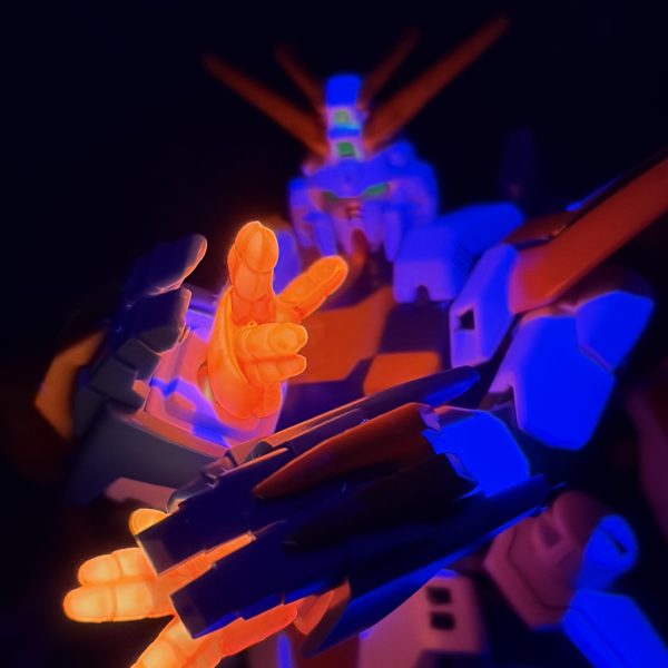 初めてHGゴッドガンダムを、筋彫り、またはもう一体ハイパーモードに塗装しました。また胸の部分を光るように電飾し、手の部分は蛍光塗料で塗り、光らせました！この後に日輪とかも、作成予定で、とりあえず、投稿してみたく、出しました😭暖かい目でみてください。また、アドバイスお願いします。（2枚目）