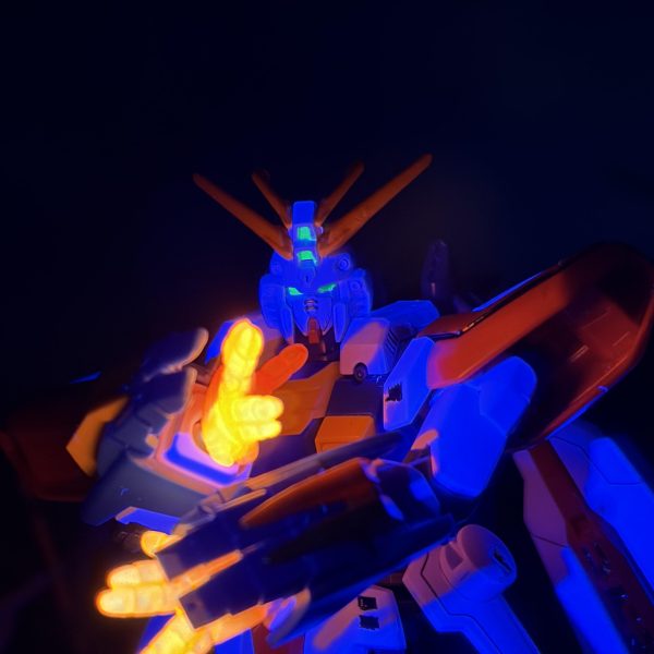 初めてHGゴッドガンダムを、筋彫り、またはもう一体ハイパーモードに塗装しました。また胸の部分を光るように電飾し、手の部分は蛍光塗料で塗り、光らせました！この後に日輪とかも、作成予定で、とりあえず、投稿してみたく、出しました😭暖かい目でみてください。また、アドバイスお願いします。（5枚目）