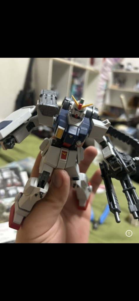 Vソードをつくり、左手にガトリングをつける。武器等は　コトブキヤ　ガンプラのオプションパーツを使用しています。本当は後ろに弾倉をつけようと思いましたがこの時にスラスター作りたいなと思い外しています