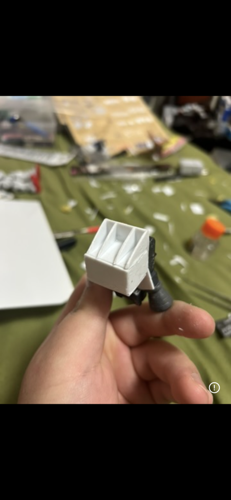 スラスター部分。元々武器庫を背負っていた部分を変えています。プラ板(1.2mm)を上記のように組み立てている。