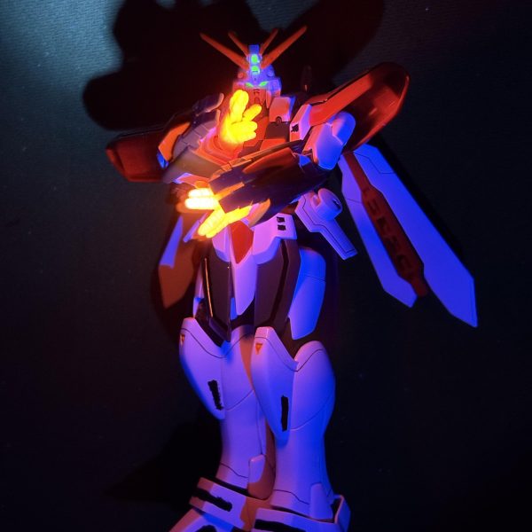 初めてHGゴッドガンダムを、筋彫り、またはもう一体ハイパーモードに塗装しました。また胸の部分を光るように電飾し、手の部分は蛍光塗料で塗り、光らせました！この後に日輪とかも、作成予定で、とりあえず、投稿してみたく、出しました😭暖かい目でみてください。また、アドバイスお願いします。（4枚目）