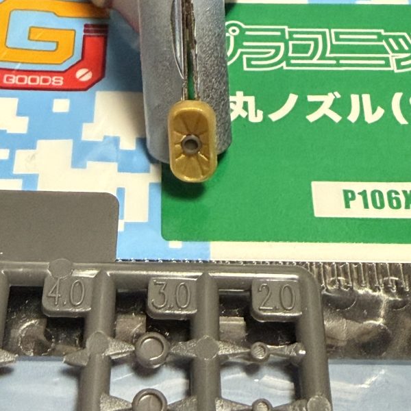 細かいところの加工、少しずつ進めます。腹ビームの作り直し、膝関節の塗膜クリアランス削り、ドラグーンの先端を凸から凹モールドへ、ウイングの凸モールドをプラ板で作り直したりとか。足裏の肉抜きはランナータグでかさ増ししてからパテ埋め。（2枚目）