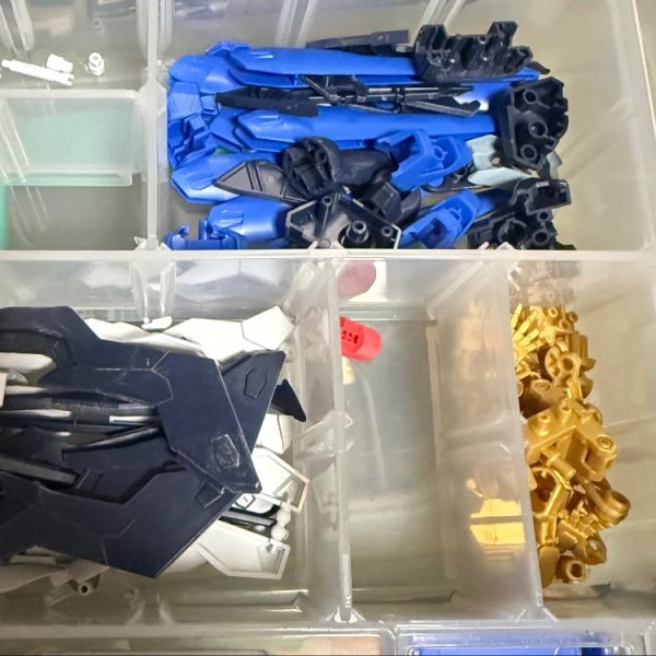 細かいところの加工、少しずつ進めます。腹ビームの作り直し、膝関節の塗膜クリアランス削り、ドラグーンの先端を凸から凹モールドへ、ウイングの凸モールドをプラ板で作り直したりとか。足裏の肉抜きはランナータグでかさ増ししてからパテ埋め。（1枚目）