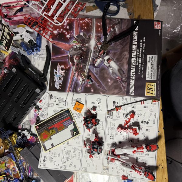 年末に作成したコレに再販で手に入ったレッドフレームを合体させます。どうなるかは知りませんw（2枚目）